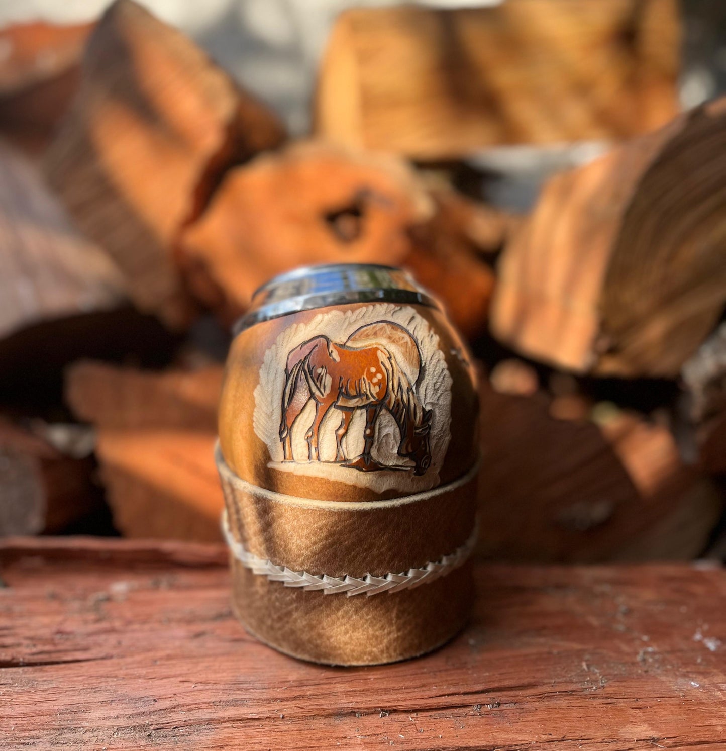 Mate pulido diseño caballo tallado + posamate cuero crudo