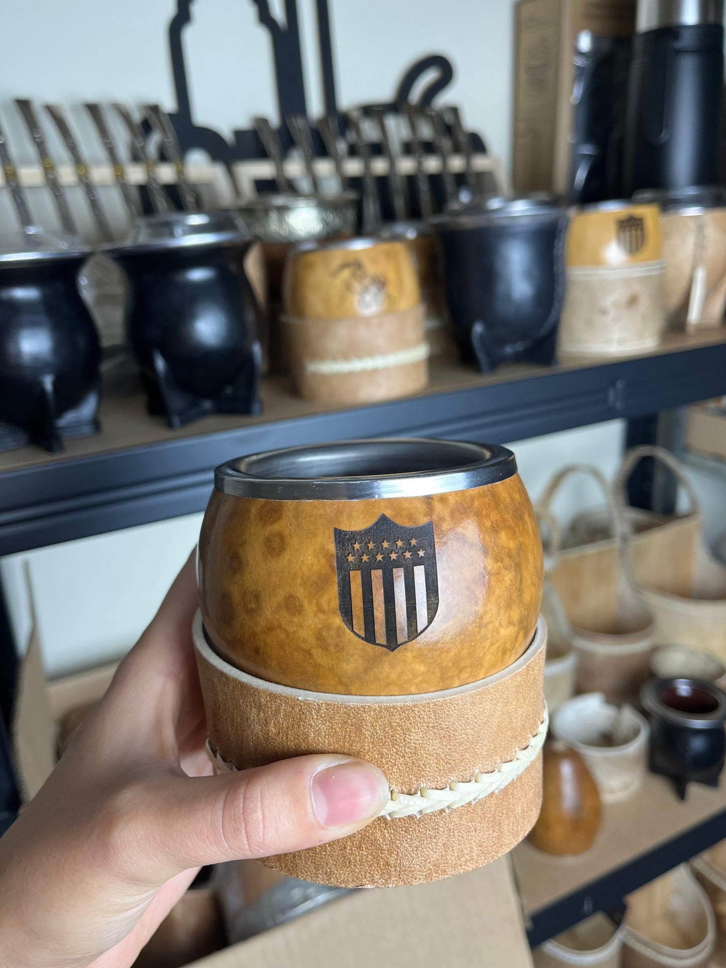 Mate pulido boquilla chata Peñarol + posa mate de cuero