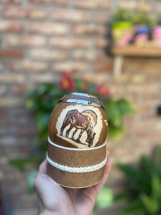 Mate pulido diseño caballo tallado + posamate cuero crudo