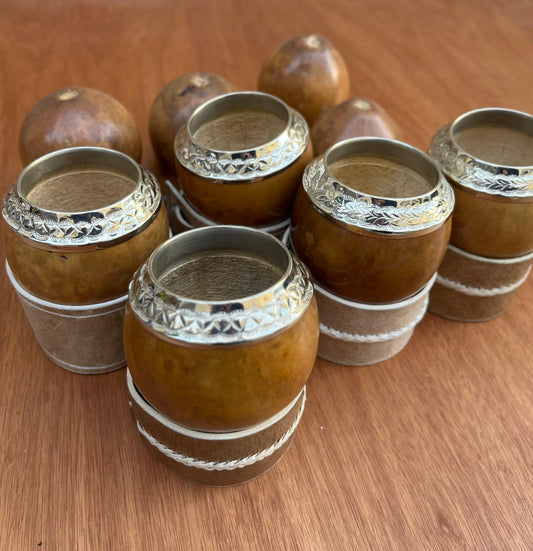 Mate torpedo pulido virola alpaca cincelada + posamate cuero con costura media.