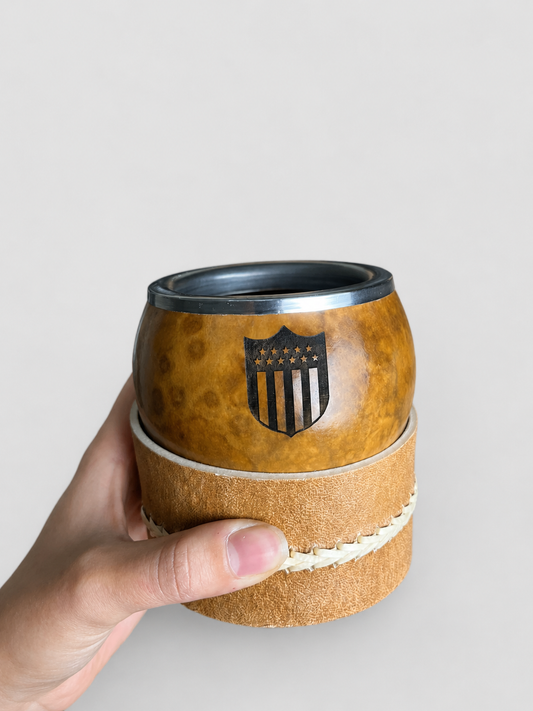 Mate pulido boquilla chata Peñarol + posa mate de cuero