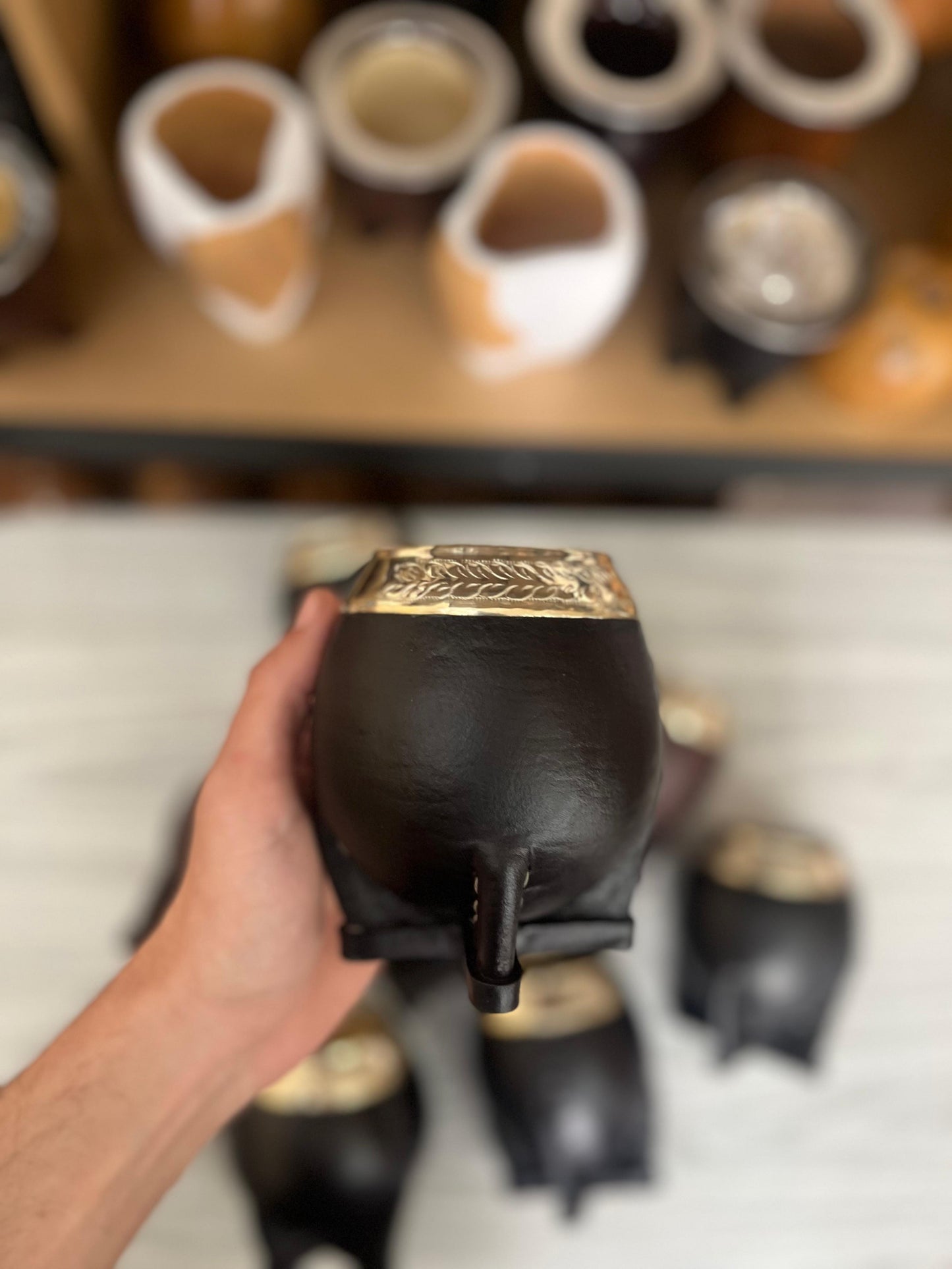 Mate torpedo forrado en cuero boquilla cincelada