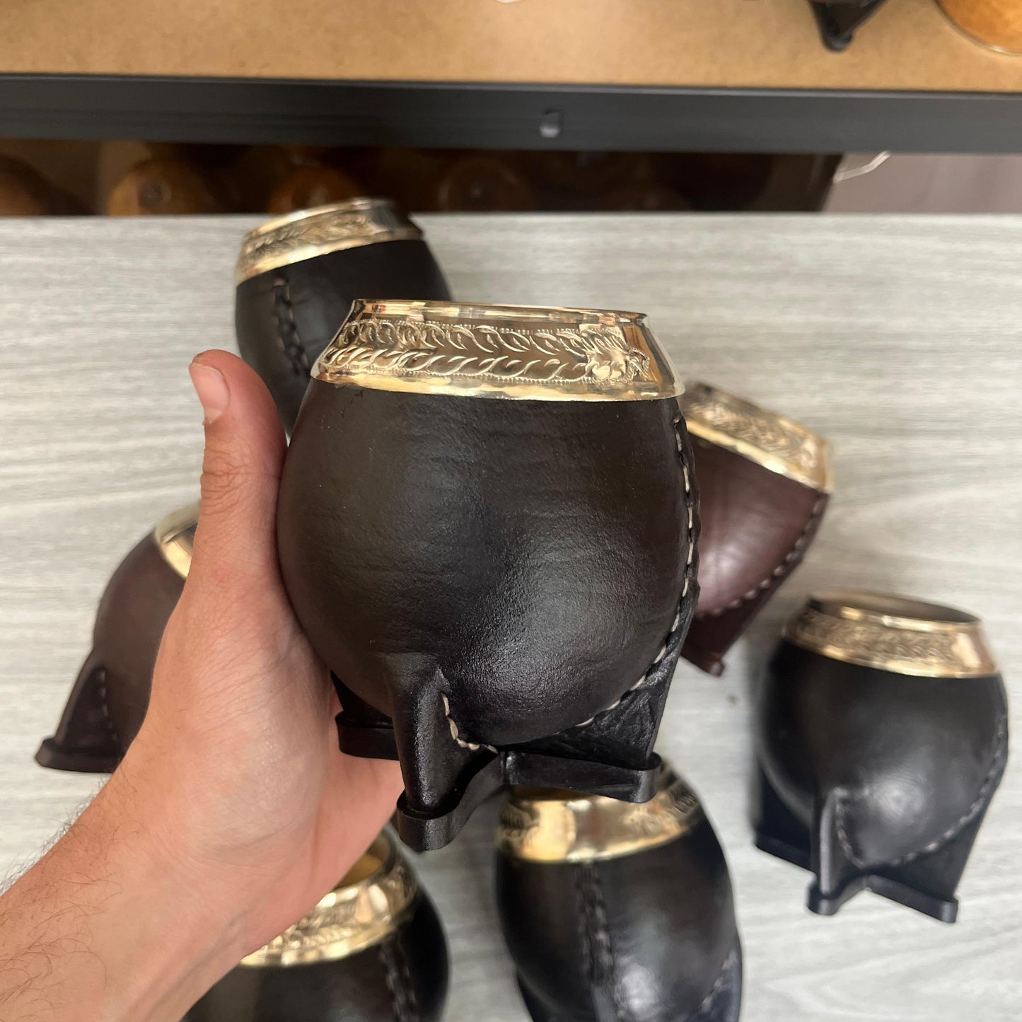 Mate torpedo forrado en cuero boquilla cincelada