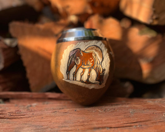Mate pulido con virola diseño de caballo tallado