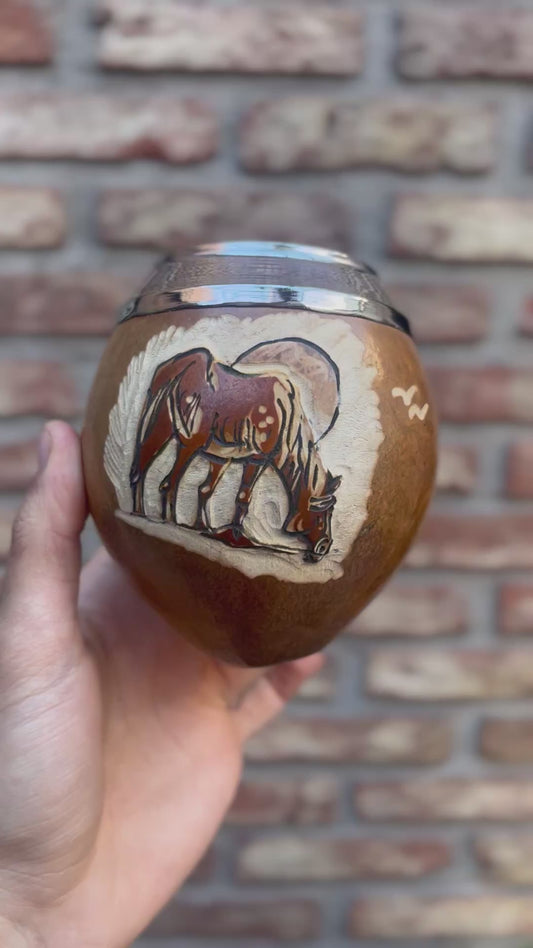 Mate pulido con virola diseño de caballo tallado